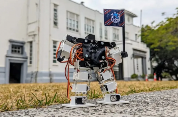 全球最小仿人机器人记录刷新 高141毫米能跳舞踢足球