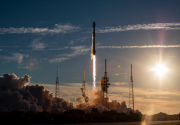 马斯克SpaceX四枚火箭同时矗立发射场 星舰合体